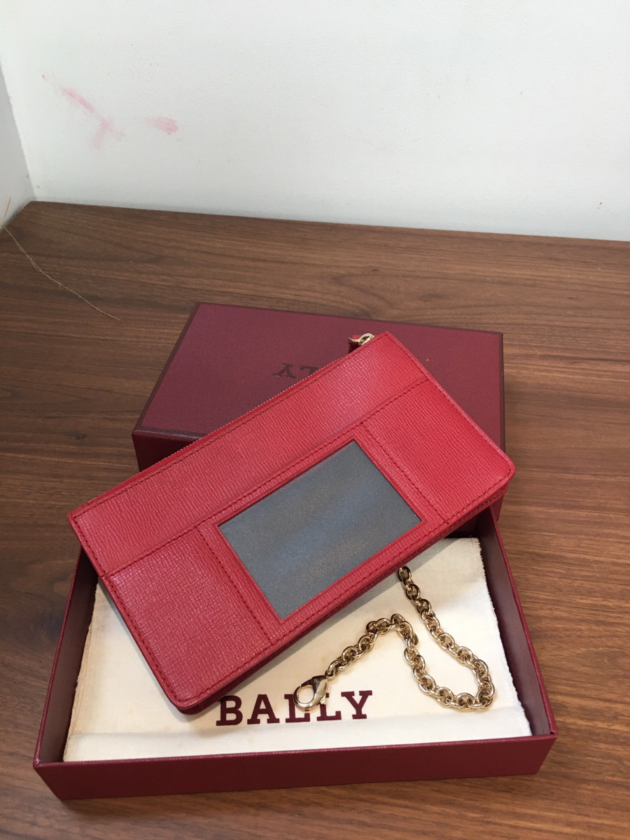 Ví  b a l l y đỏ có hộp. đi kèm box như hình ạ - kích thước 19*10.5cm -  95% new ( phần xích kim loại có đôi chỗ oxi hóa như hifnhe  chụp ạ )-