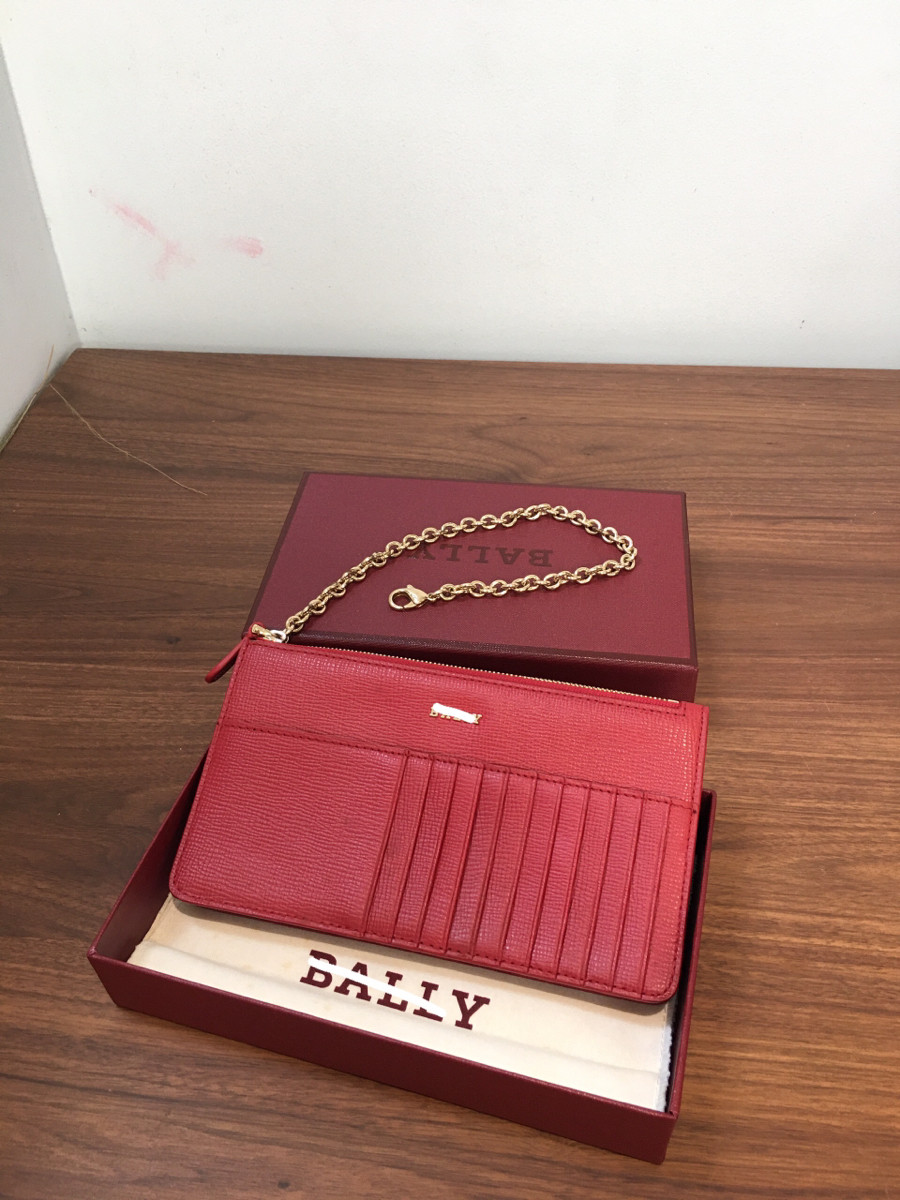 Ví  b a l l y đỏ có hộp. đi kèm box như hình ạ - kích thước 19*10.5cm -  95% new ( phần xích kim loại có đôi chỗ oxi hóa như hifnhe  chụp ạ )-