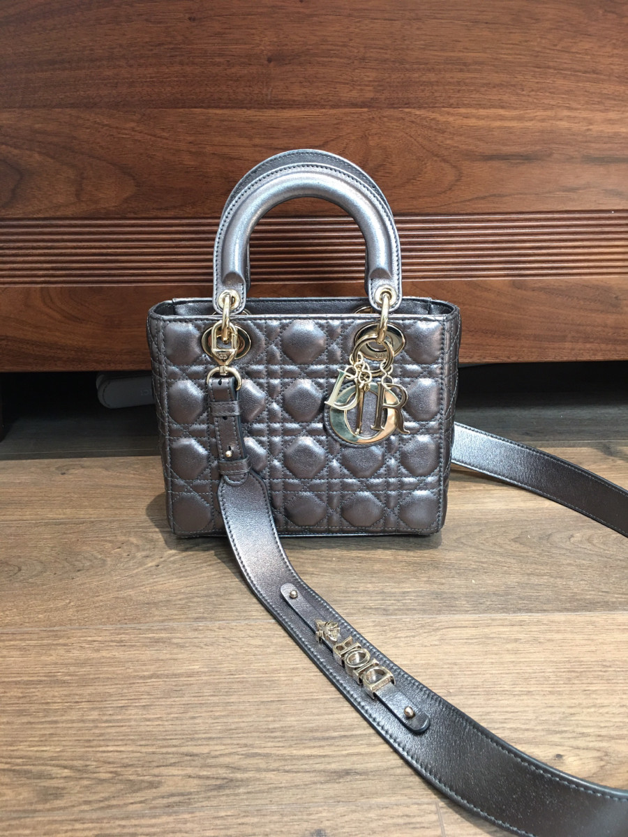 C h r i s t i a n  D i o r L a d y  D i o r có ánh nhũ  Cannage Leather 2way handbag Metallic grey . size small - charm đời mới nhé-----kèm thẻ như hình ạ ---