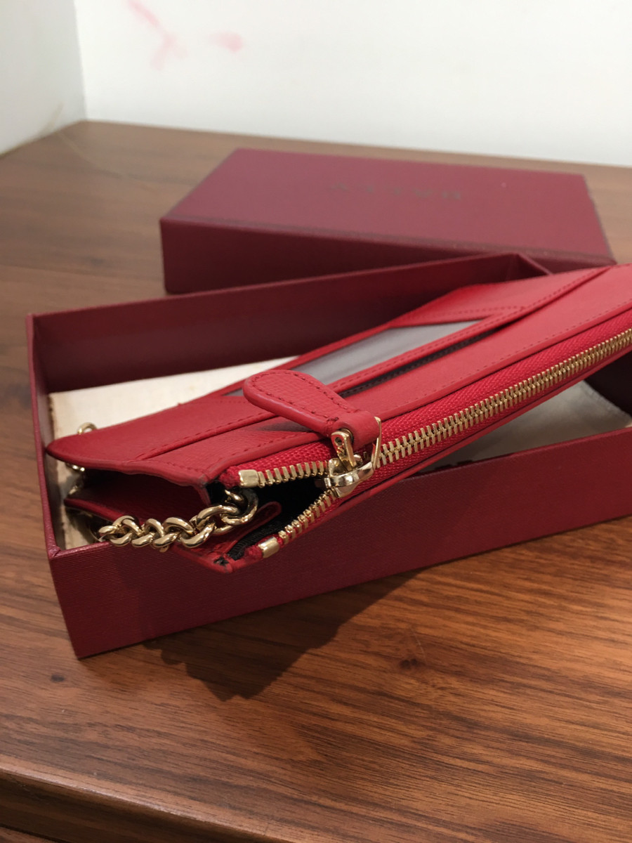 Ví  b a l l y đỏ có hộp. đi kèm box như hình ạ - kích thước 19*10.5cm -  95% new ( phần xích kim loại có đôi chỗ oxi hóa như hifnhe  chụp ạ )-