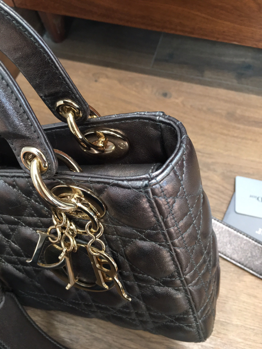 C h r i s t i a n  D i o r L a d y  D i o r có ánh nhũ  Cannage Leather 2way handbag Metallic grey . size small - charm đời mới nhé-----kèm thẻ như hình ạ ---