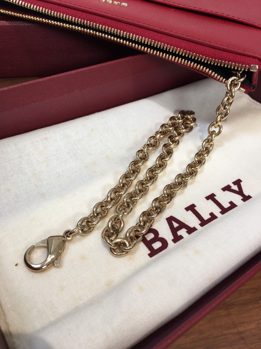 Ví  b a l l y đỏ có hộp. đi kèm box như hình ạ - kích thước 19*10.5cm -  95% new ( phần xích kim loại có đôi chỗ oxi hóa như hifnhe  chụp ạ )-