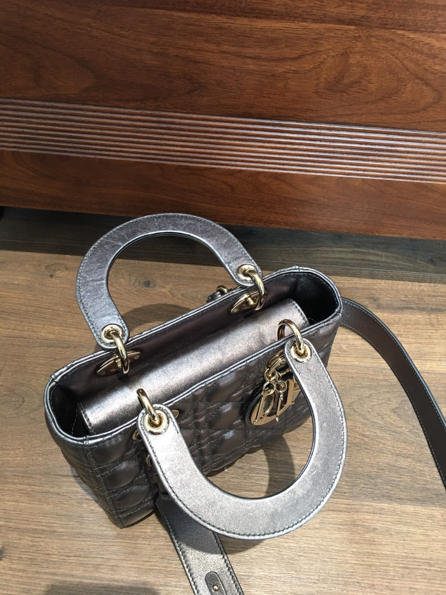 C h r i s t i a n  D i o r L a d y  D i o r có ánh nhũ  Cannage Leather 2way handbag Metallic grey . size small - charm đời mới nhé-----kèm thẻ như hình ạ ---