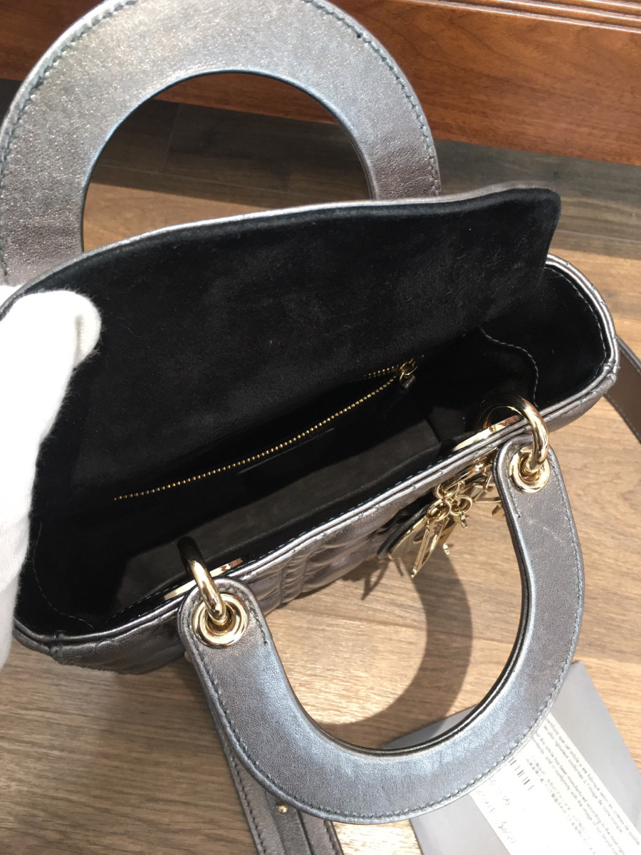 C h r i s t i a n  D i o r L a d y  D i o r có ánh nhũ  Cannage Leather 2way handbag Metallic grey . size small - charm đời mới nhé-----kèm thẻ như hình ạ ---