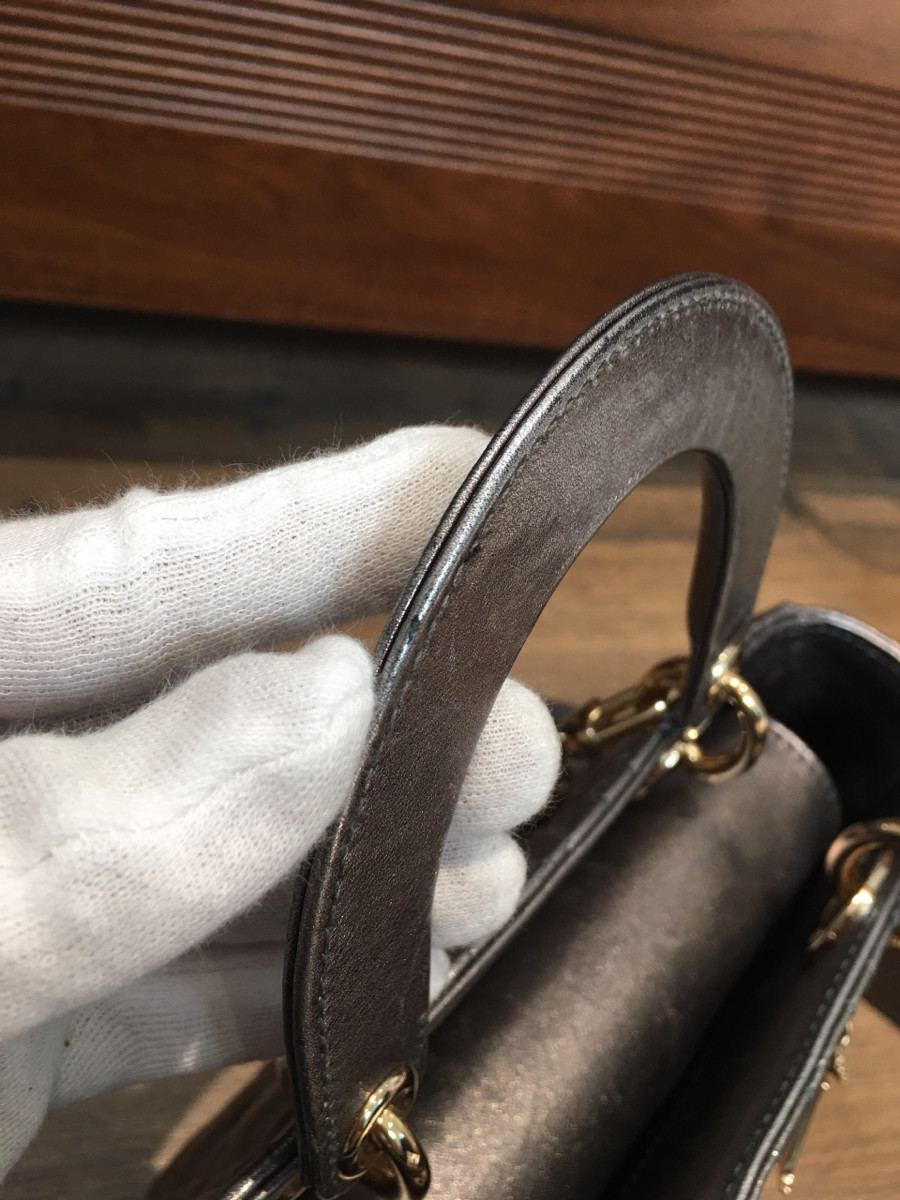 C h r i s t i a n  D i o r L a d y  D i o r có ánh nhũ  Cannage Leather 2way handbag Metallic grey . size small - charm đời mới nhé-----kèm thẻ như hình ạ ---