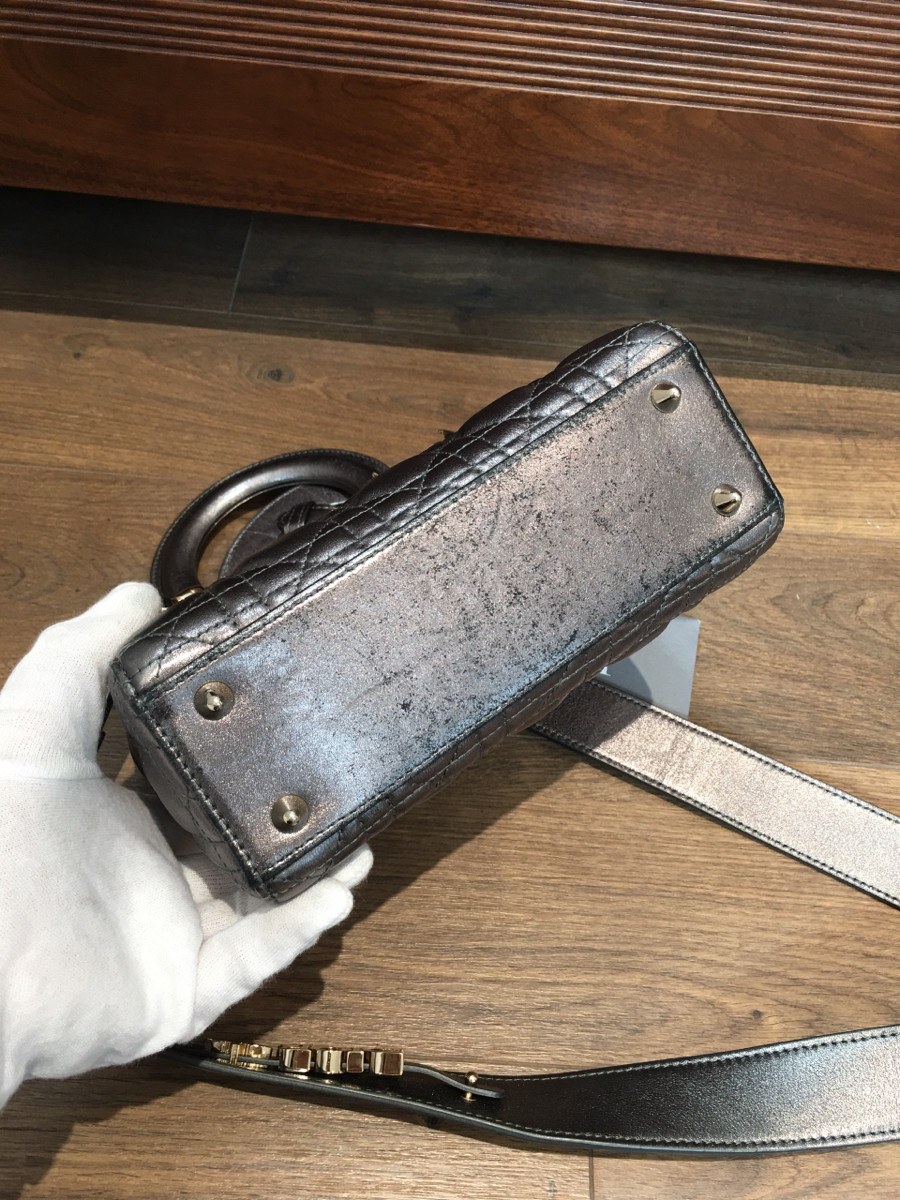 C h r i s t i a n  D i o r L a d y  D i o r có ánh nhũ  Cannage Leather 2way handbag Metallic grey . size small - charm đời mới nhé-----kèm thẻ như hình ạ ---