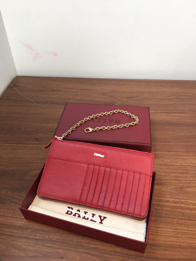 Ví  b a l l y đỏ có hộp. đi kèm box như hình ạ - kích thước 19*10.5cm -  95% new ( phần xích kim loại có đôi chỗ oxi hóa như hifnhe  chụp ạ )-