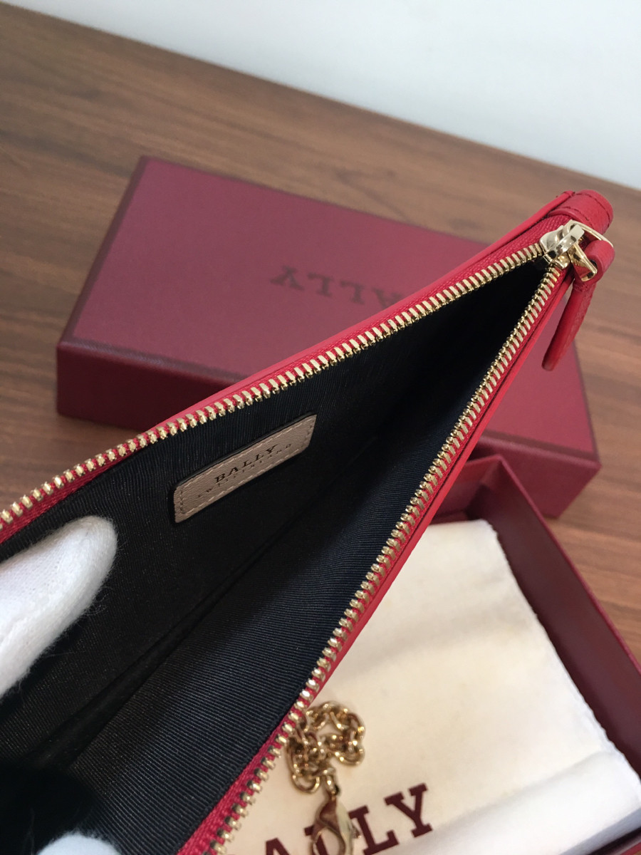 Ví  b a l l y đỏ có hộp. đi kèm box như hình ạ - kích thước 19*10.5cm -  95% new ( phần xích kim loại có đôi chỗ oxi hóa như hifnhe  chụp ạ )-