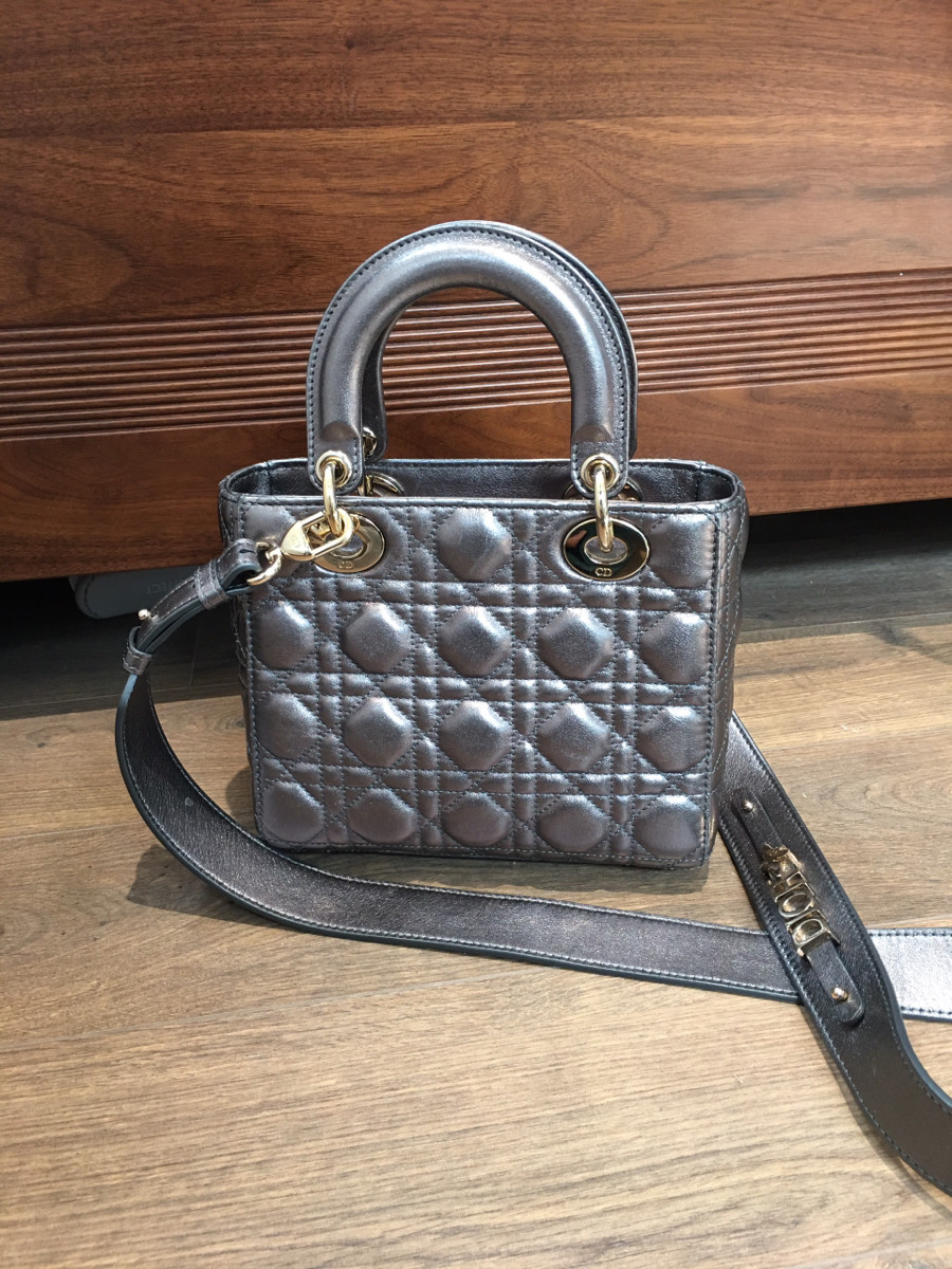 C h r i s t i a n  D i o r L a d y  D i o r có ánh nhũ  Cannage Leather 2way handbag Metallic grey . size small - charm đời mới nhé-----kèm thẻ như hình ạ ---