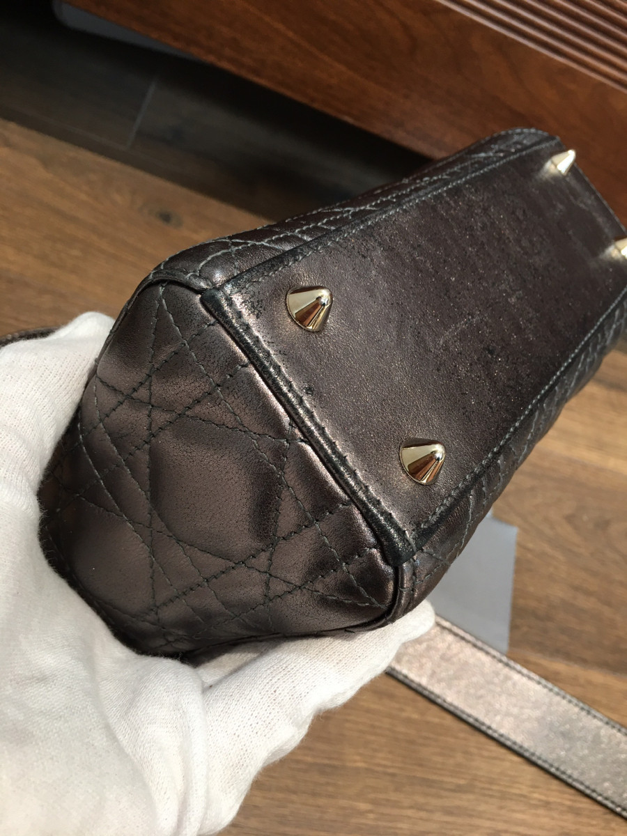 C h r i s t i a n  D i o r L a d y  D i o r có ánh nhũ  Cannage Leather 2way handbag Metallic grey . size small - charm đời mới nhé-----kèm thẻ như hình ạ ---