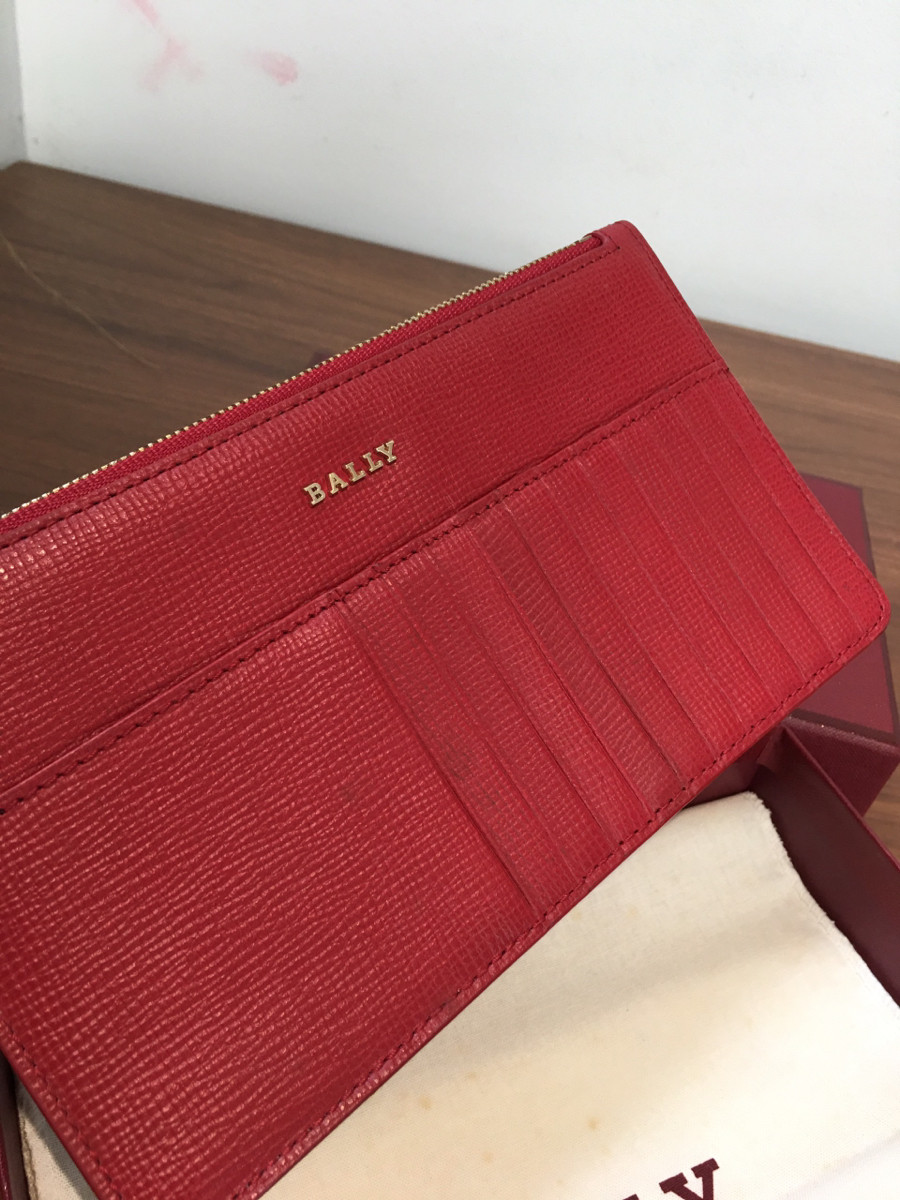Ví  b a l l y đỏ có hộp. đi kèm box như hình ạ - kích thước 19*10.5cm -  95% new ( phần xích kim loại có đôi chỗ oxi hóa như hifnhe  chụp ạ )-
