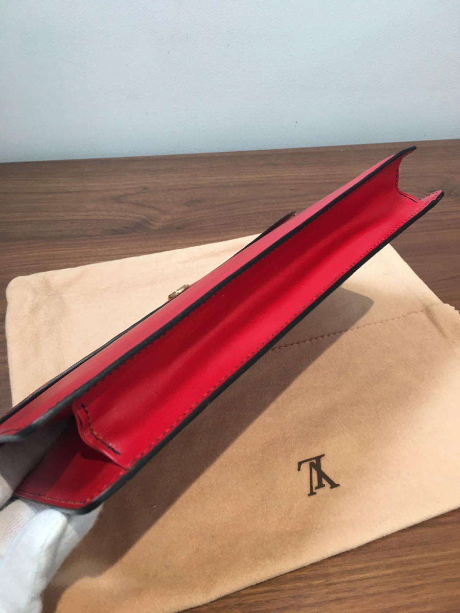 clutch đỏ l o u i s  v u i t  t o n kích thước 27*17.5cm . 95% new.  ( ngăn nhỏ sau và ngăn khóa trong có dính ạ )  kèm túi vải như hình