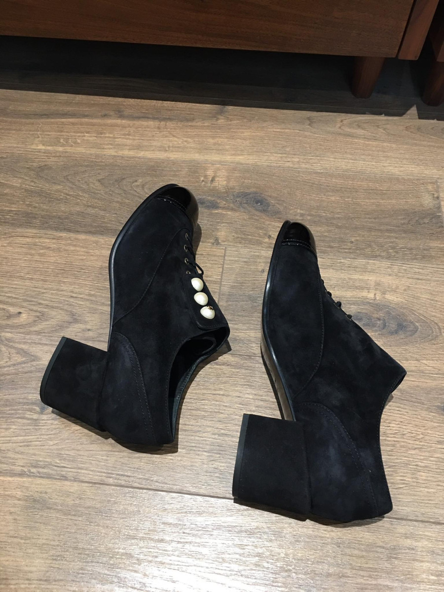 boots ngắn ＣＨＡＮＥＬsuede đen   size 40 1/2; ( chân 40 bon chen được ạ )  cao 5.5cm. tình trạng trưng bày chưa dùng ạ