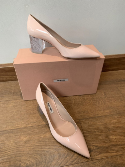 m i u m i u pumps em sẵn  ( mẫu này e thấy form thường to hơn 0.5 size ạ) size 36 1/2 ; cao 6cm . tình trạng chưa dùng , đủ box + túi vải