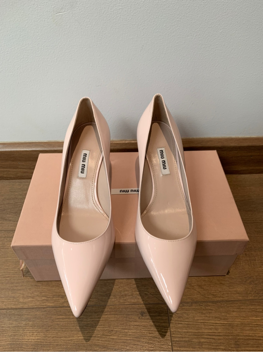 m i u m i u pumps em sẵn  ( mẫu này e thấy form thường to hơn 0.5 size ạ) size 36 1/2 ; cao 6cm . tình trạng chưa dùng , đủ box + túi vải