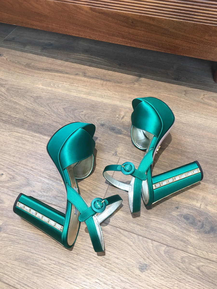 p r a d a Pumps  size 36 1/2 ( Form bé chân 36 đi được)  - cao trước 4cm-sau 11cm -----tình trạng hàng trưng bày chưa dùng