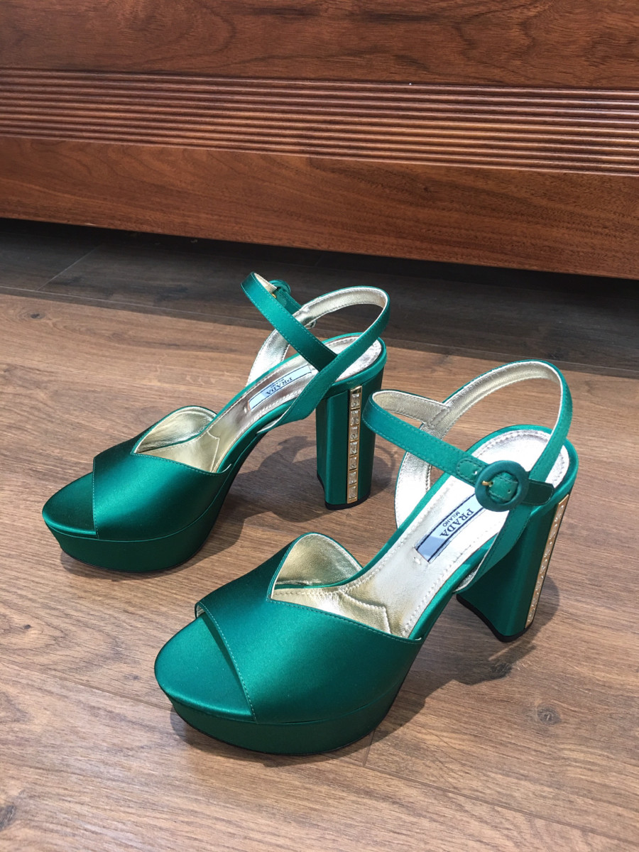 p r a d a Pumps  size 36 1/2 ( Form bé chân 36 đi được)  - cao trước 4cm-sau 11cm -----tình trạng hàng trưng bày chưa dùng