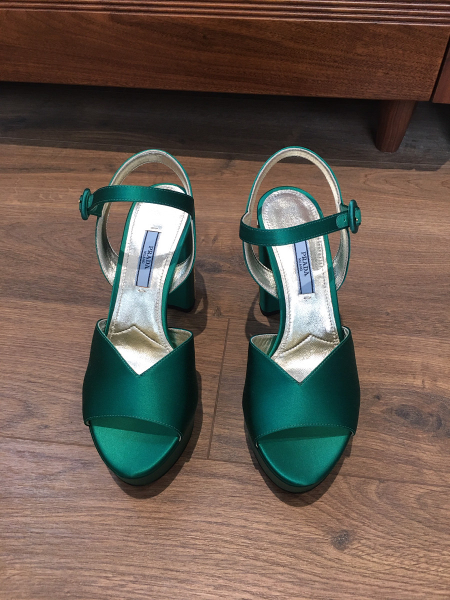 p r a d a Pumps  size 36 1/2 ( Form bé chân 36 đi được)  - cao trước 4cm-sau 11cm -----tình trạng hàng trưng bày chưa dùng