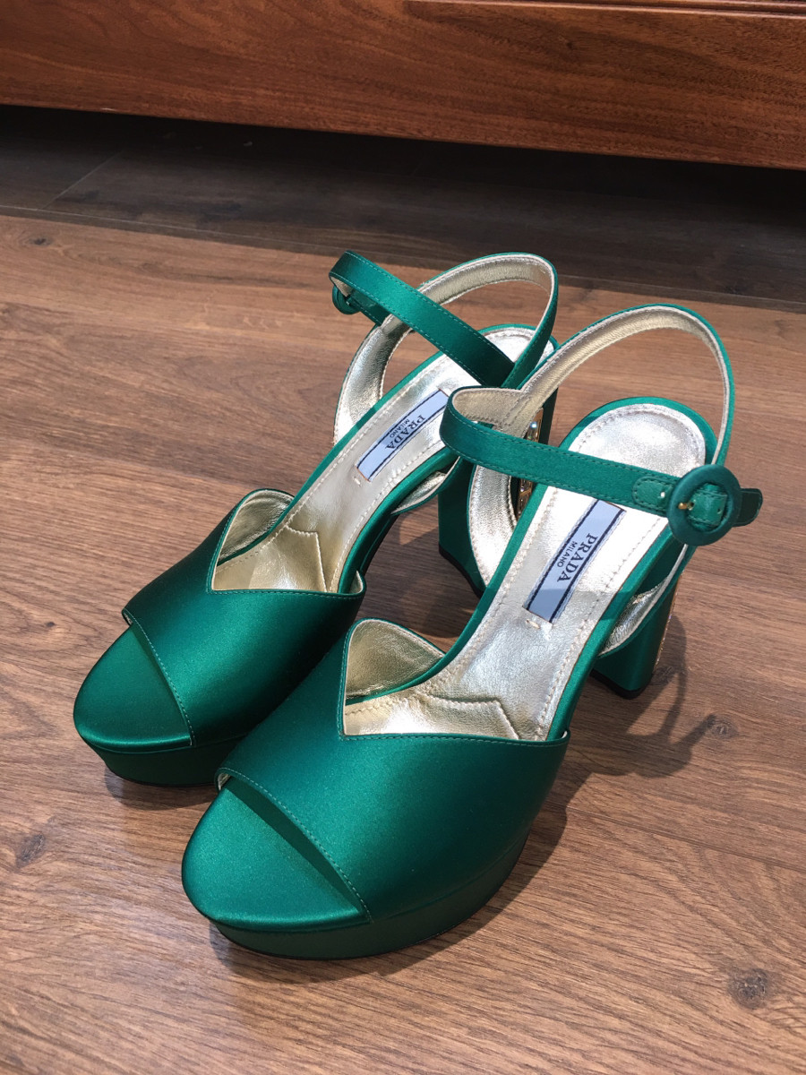 p r a d a Pumps  size 36 1/2 ( Form bé chân 36 đi được)  - cao trước 4cm-sau 11cm -----tình trạng hàng trưng bày chưa dùng