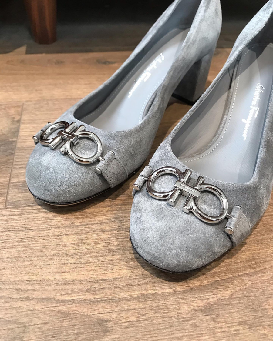 Em sẵn đôi sal  Ferragamo Gancini Suede Pumps 5 1/2 D ( tương đương size 36)  Ladies' Grey da lộn gót cao 6cm. Form rất dễ đi