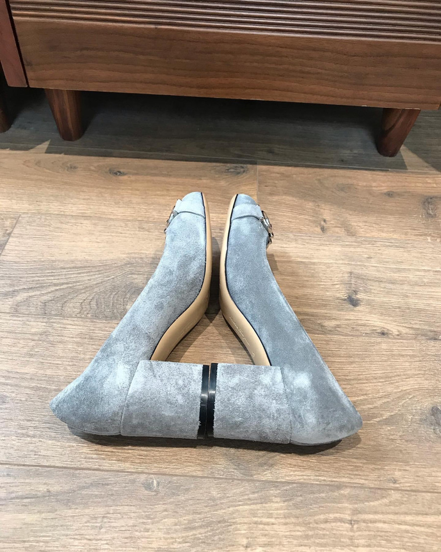 Em sẵn đôi sal  Ferragamo Gancini Suede Pumps 5 1/2 D ( tương đương size 36)  Ladies' Grey da lộn gót cao 6cm. Form rất dễ đi