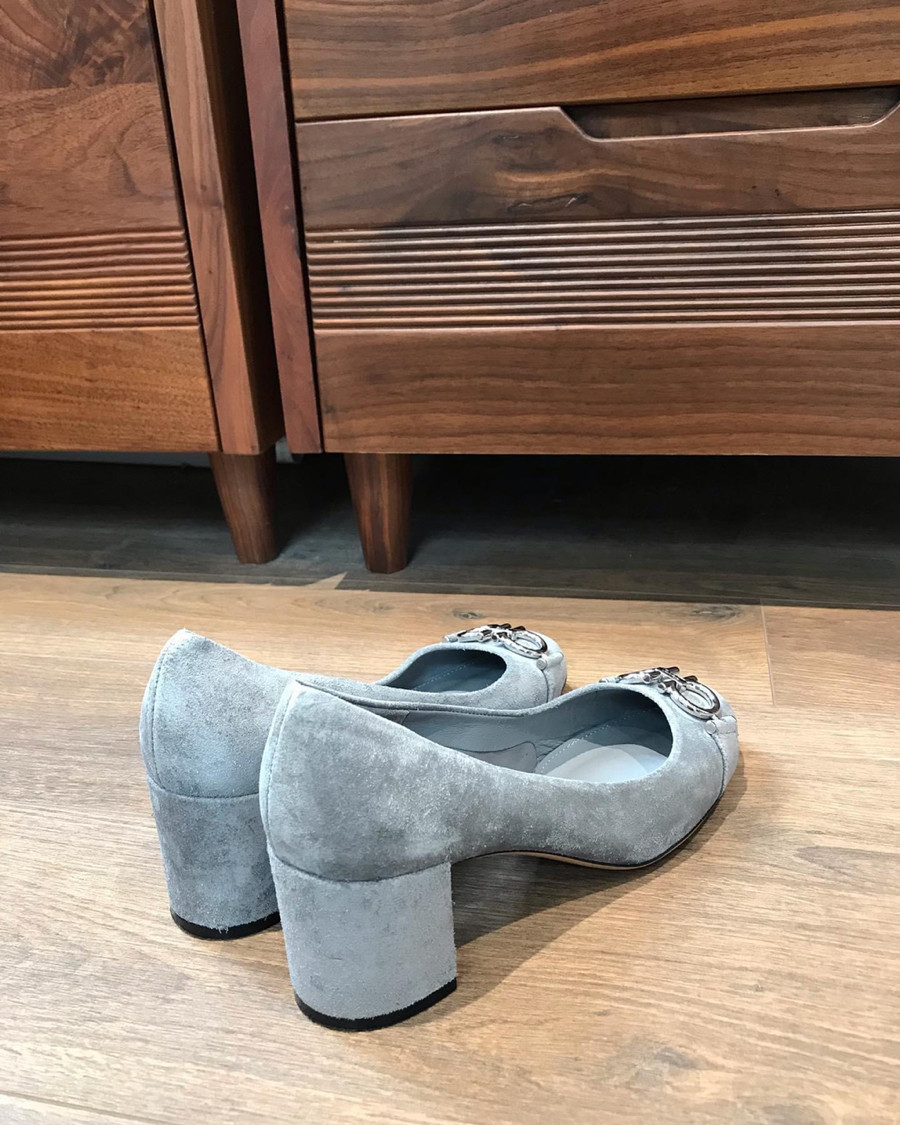 Em sẵn đôi sal  Ferragamo Gancini Suede Pumps 5 1/2 D ( tương đương size 36)  Ladies' Grey da lộn gót cao 6cm. Form rất dễ đi