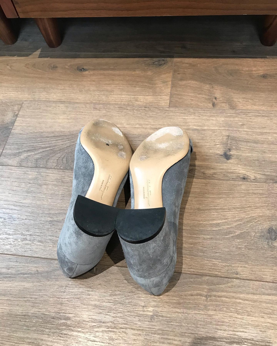 Em sẵn đôi sal  Ferragamo Gancini Suede Pumps 5 1/2 D ( tương đương size 36)  Ladies' Grey da lộn gót cao 6cm. Form rất dễ đi