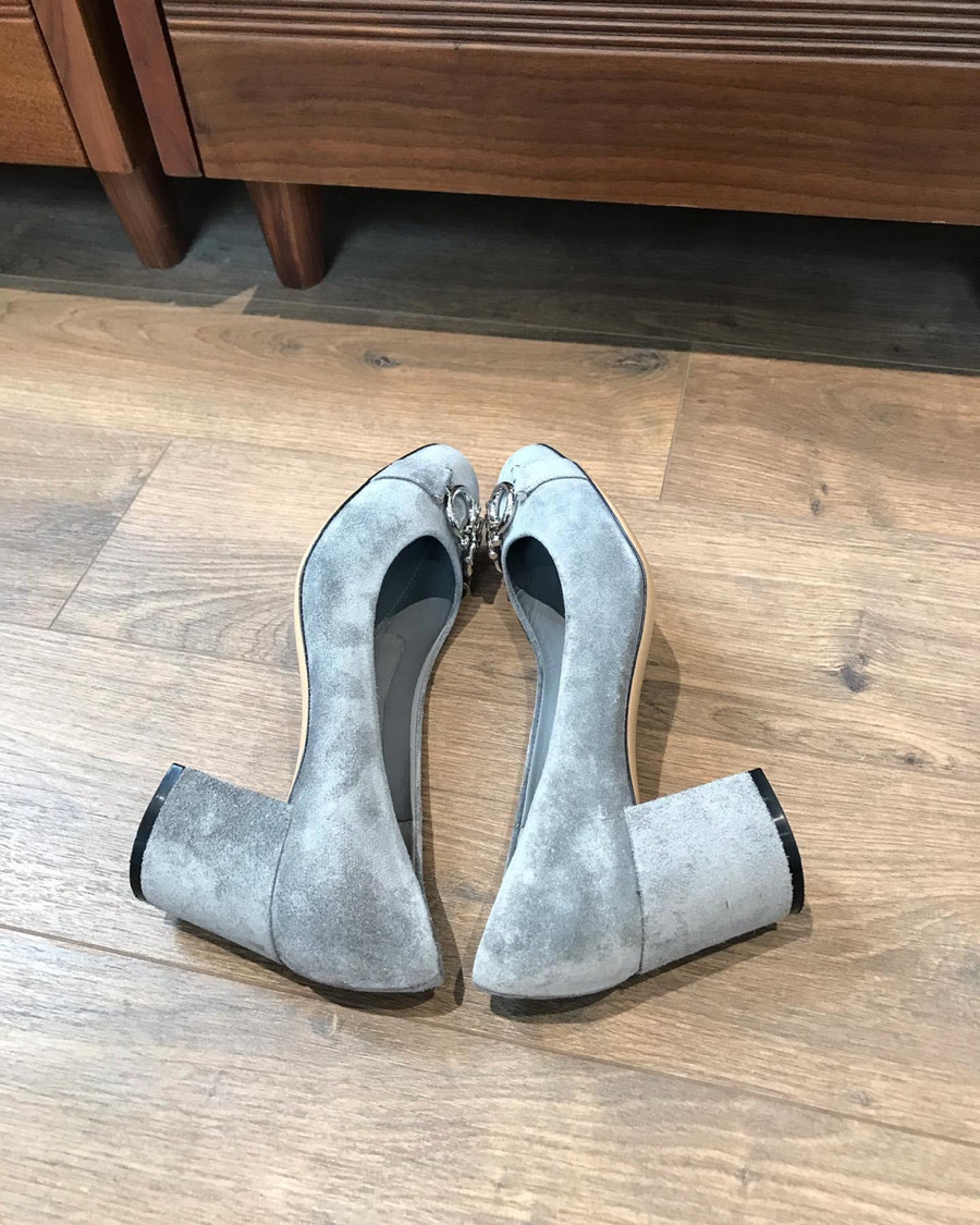 Em sẵn đôi sal  Ferragamo Gancini Suede Pumps 5 1/2 D ( tương đương size 36)  Ladies' Grey da lộn gót cao 6cm. Form rất dễ đi