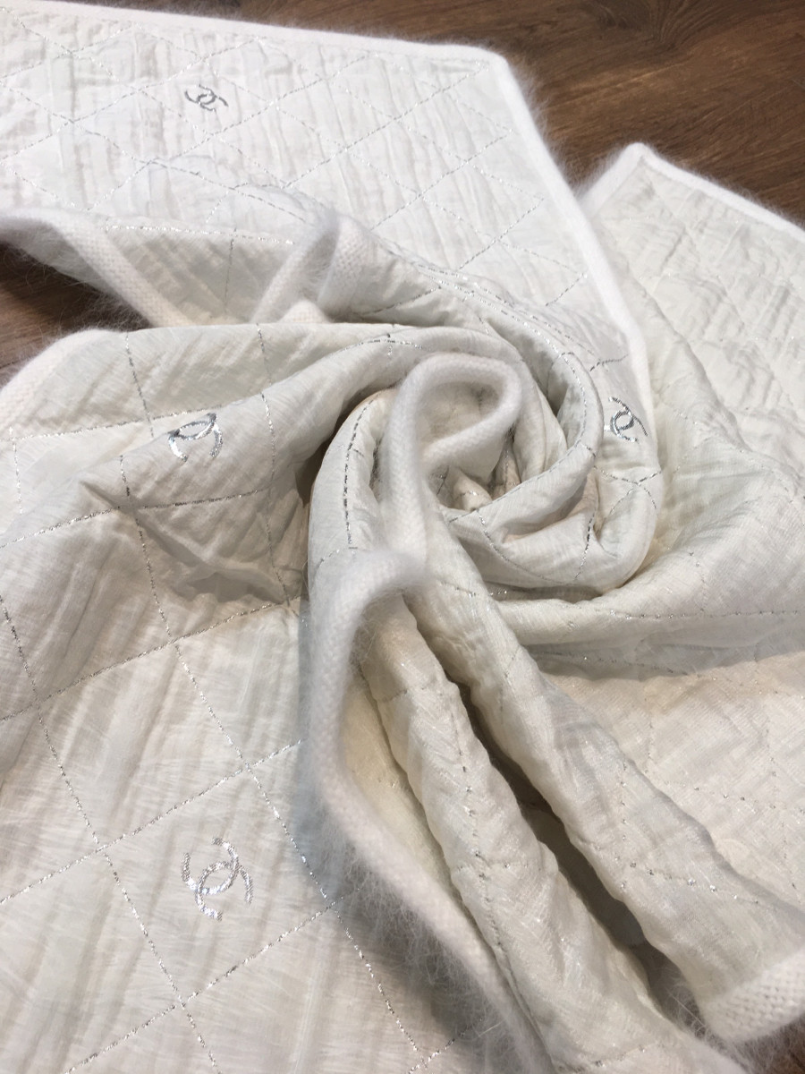 Chanel Coco Mark Matelasse Shawl Wool & silk White Angola Cashmere Metal.  kích thước 200* - Tín đồ hàng hiệu