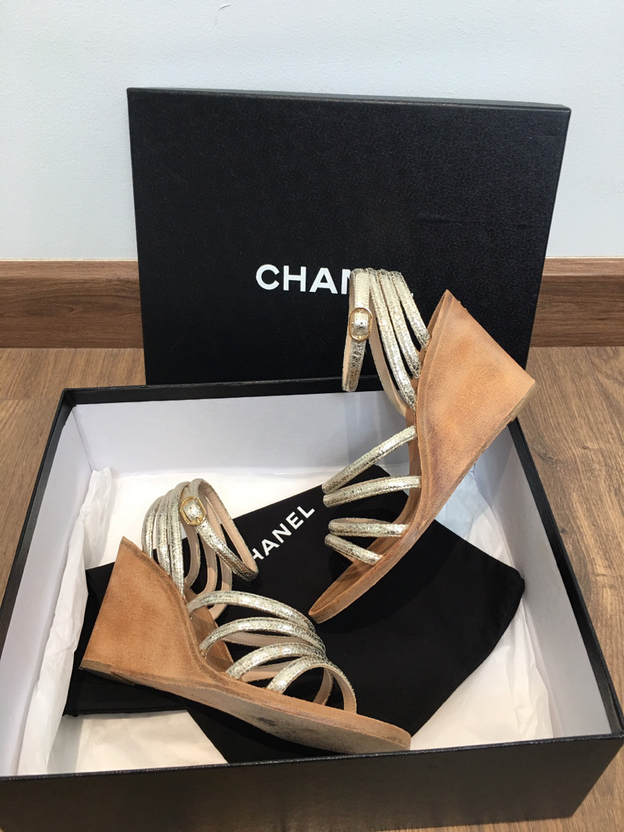 C h a n e l Coco Mark Leather Wedge Sole Sandals size 37C Ladies' gold Wood sole. gót đính  l o g o ạ  ; cao 8cm . (  Form bé chân 36 bon chen được ạ )  . đủ box + túi vải ạ