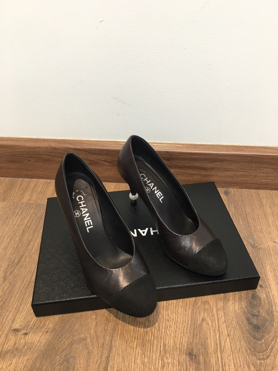 C h a n e l Leather Pumps size  36 Ladies' Black  điểm nhấn ở em gót chân nhé.đủ box + túi vải . cao 8cm ạ