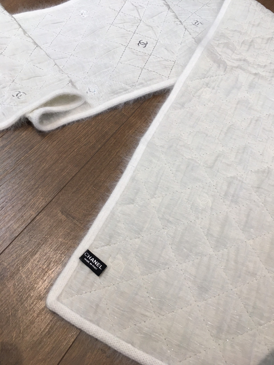 Chanel Coco Mark Matelasse Shawl Wool & silk White Angola Cashmere Metal. kích thước 200*31.5cm