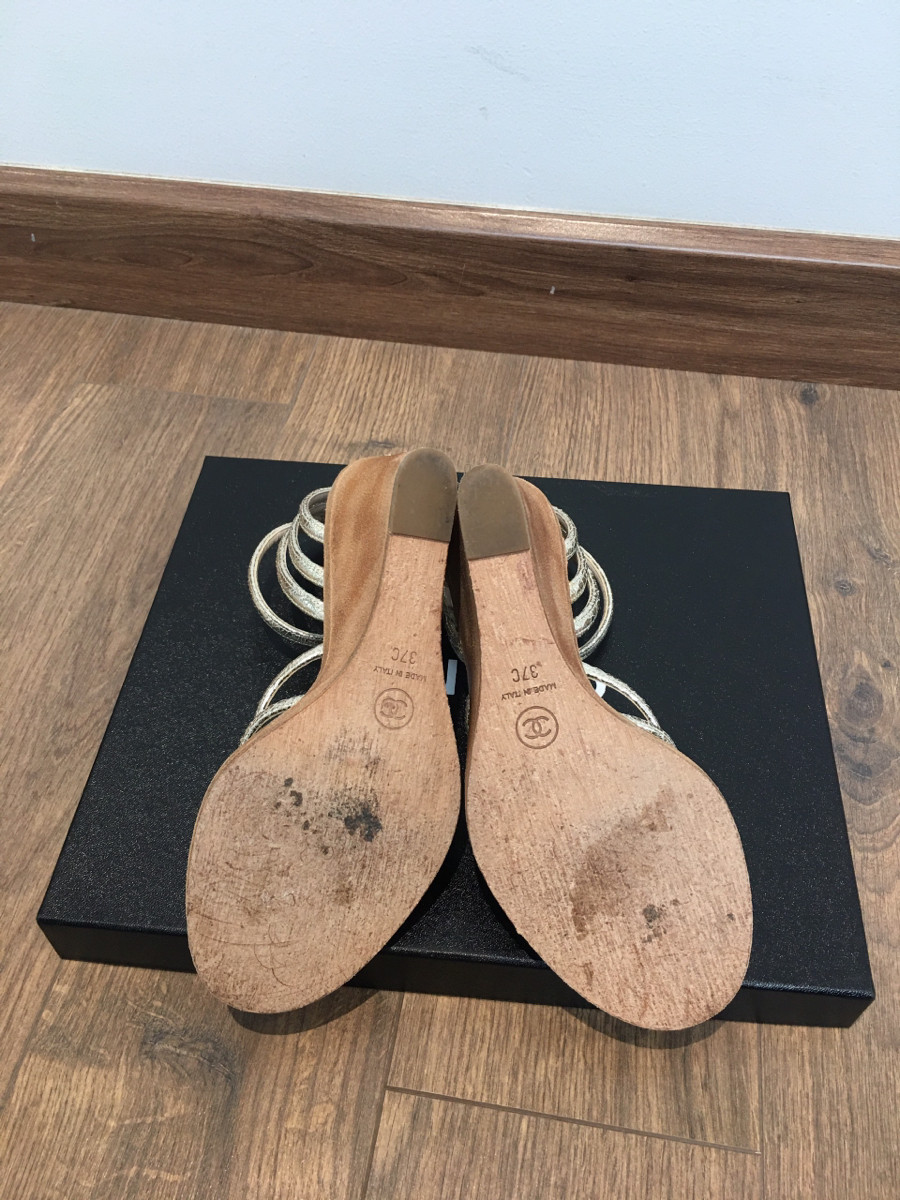 C h a n e l Coco Mark Leather Wedge Sole Sandals size 37C Ladies' gold Wood sole. gót đính  l o g o ạ  ; cao 8cm . (  Form bé chân 36 bon chen được ạ )  . đủ box + túi vải ạ