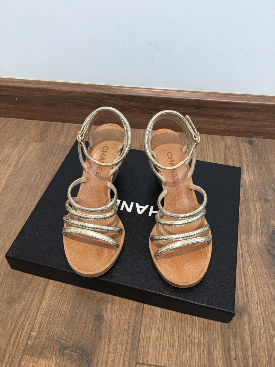 C h a n e l Coco Mark Leather Wedge Sole Sandals size 37C Ladies' gold Wood sole. gót đính  l o g o ạ  ; cao 8cm . (  Form bé chân 36 bon chen được ạ )  . đủ box + túi vải ạ