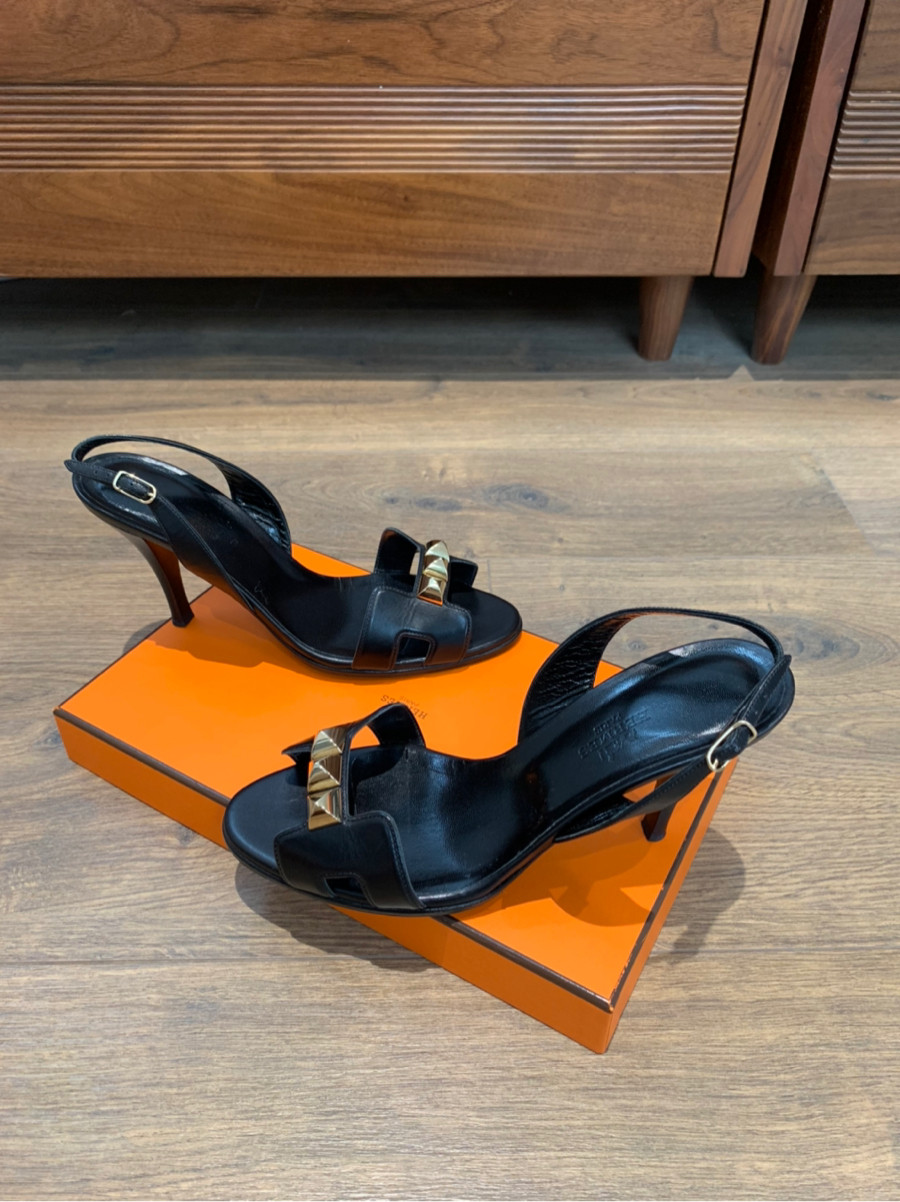 Sandals h e r m e s đen size 36; cao 8cm . 95% new kèm box ạ .