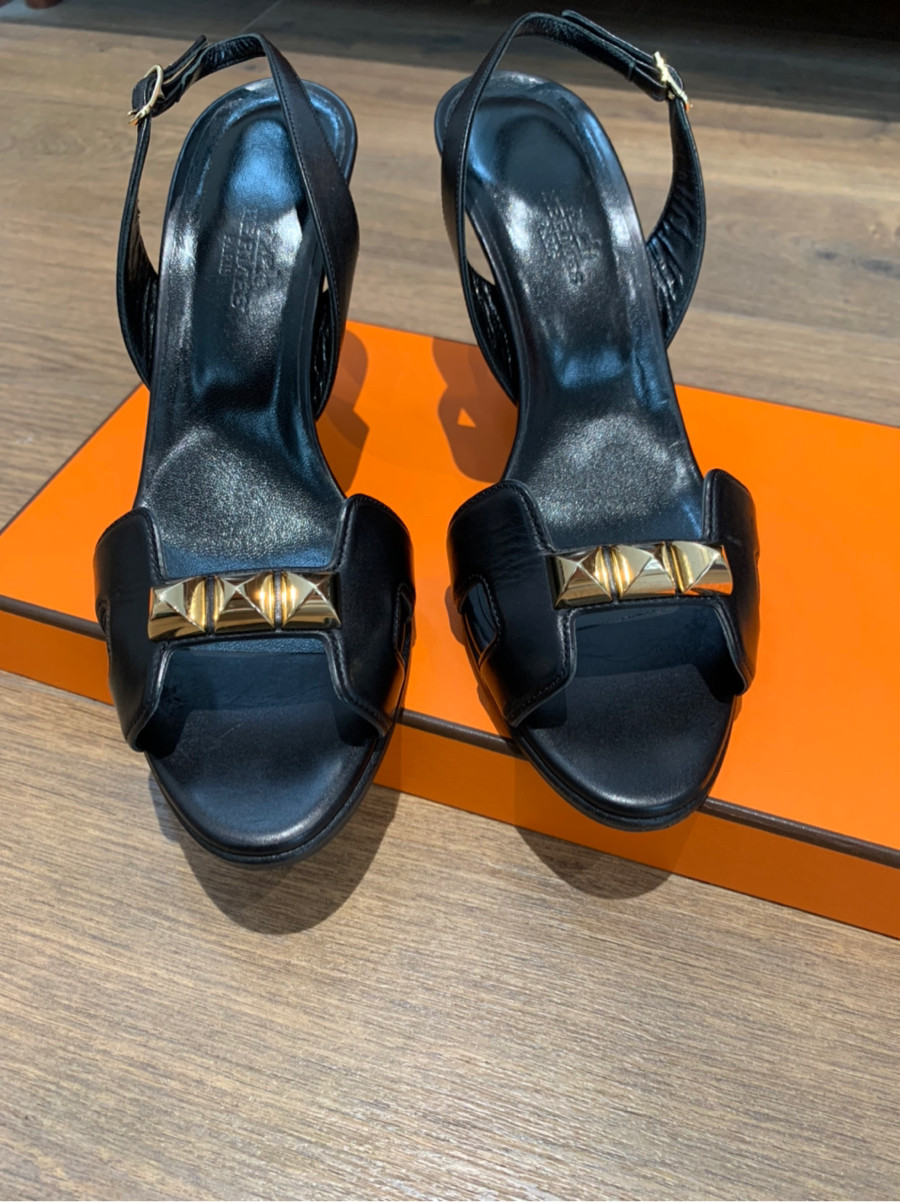 Sandals h e r m e s đen size 36; cao 8cm . 95% new kèm box ạ .