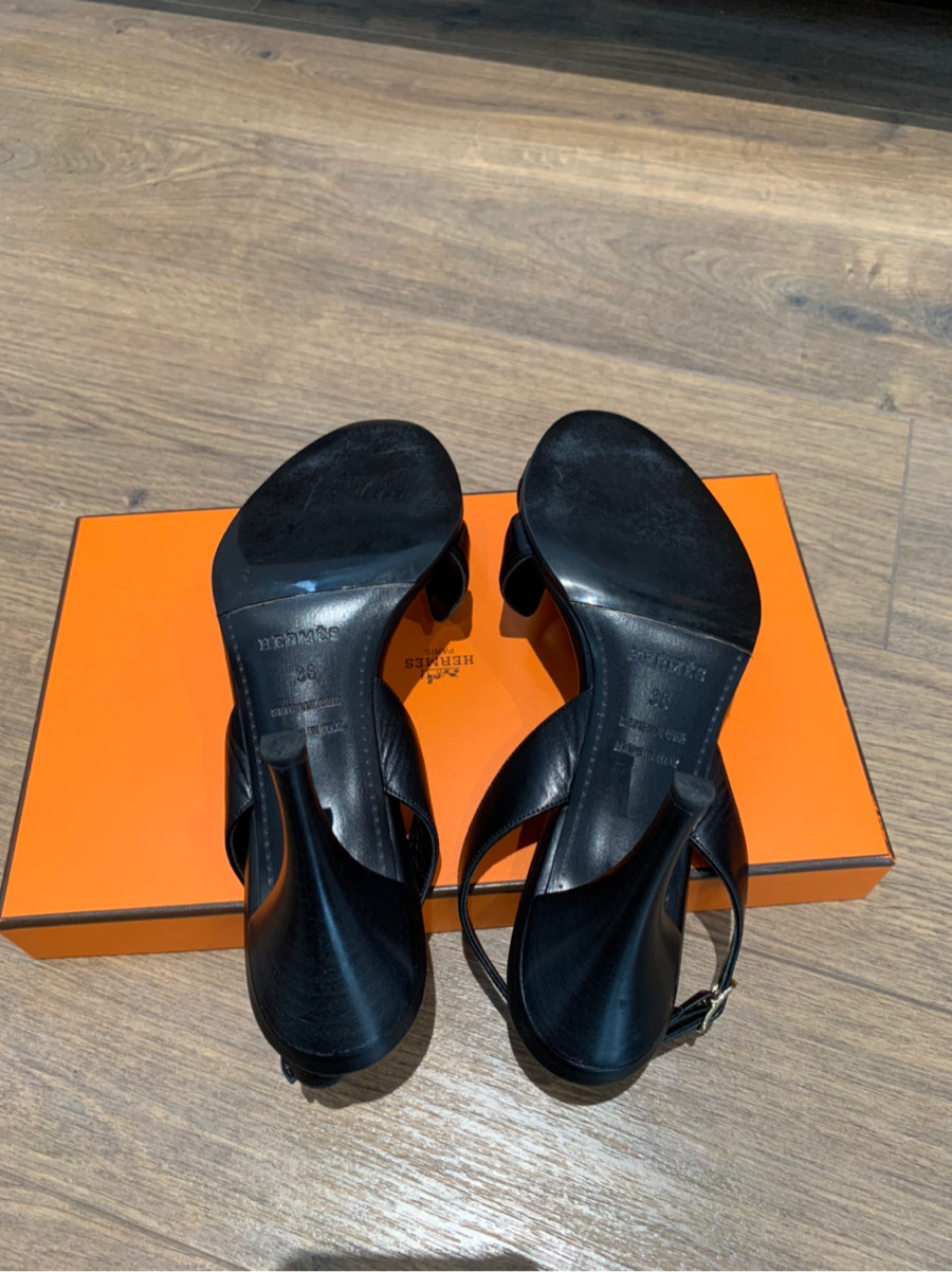 Sandals h e r m e s đen size 36; cao 8cm . 95% new kèm box ạ .