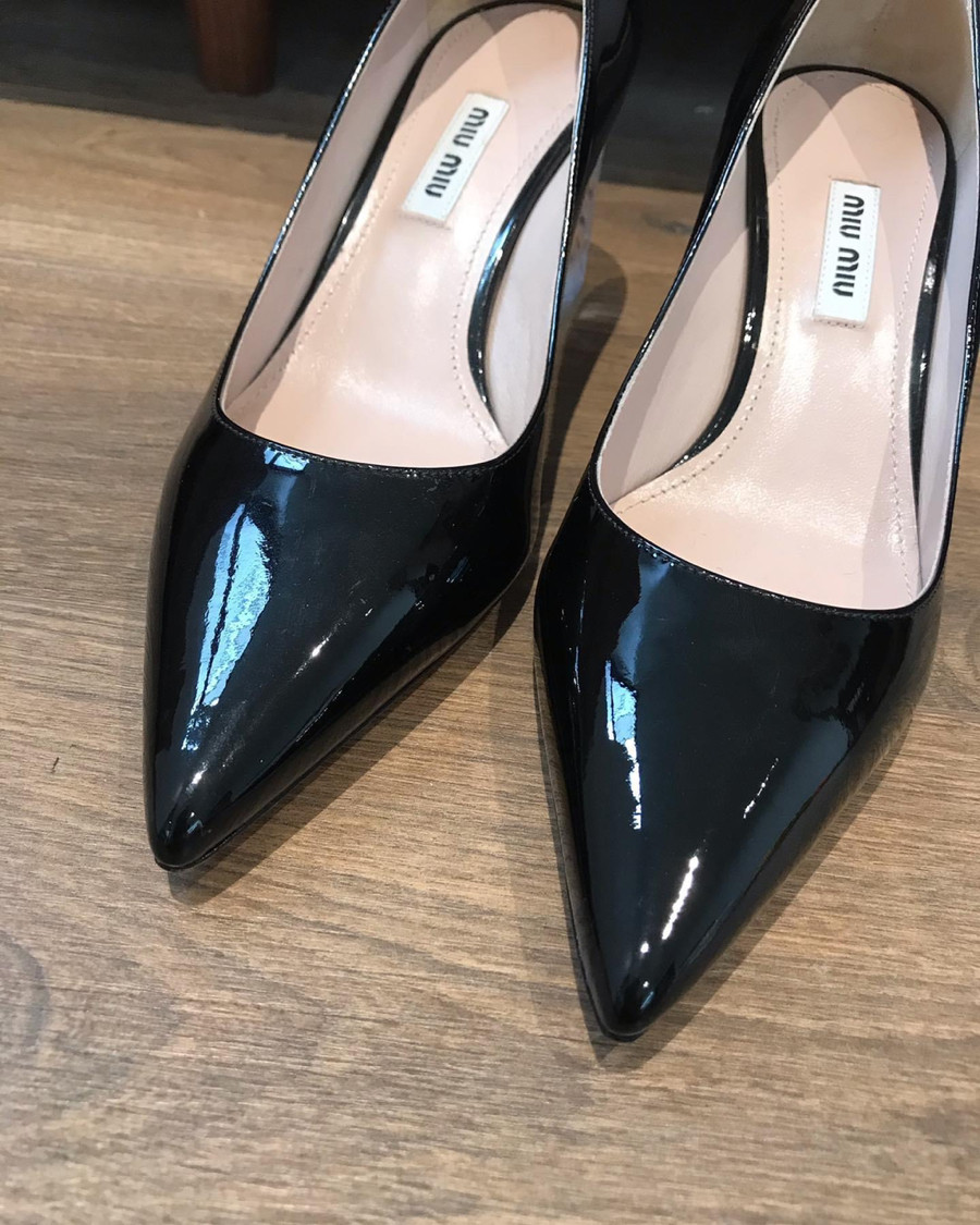 m i u m i u pumps em sẵn em màu đen size 37; cao 6cm  . tình trạng chưa dùng ạ  ( mẫu này e thấy form thường to hơn 0.5 size chân 37.5 bon chen được ạ