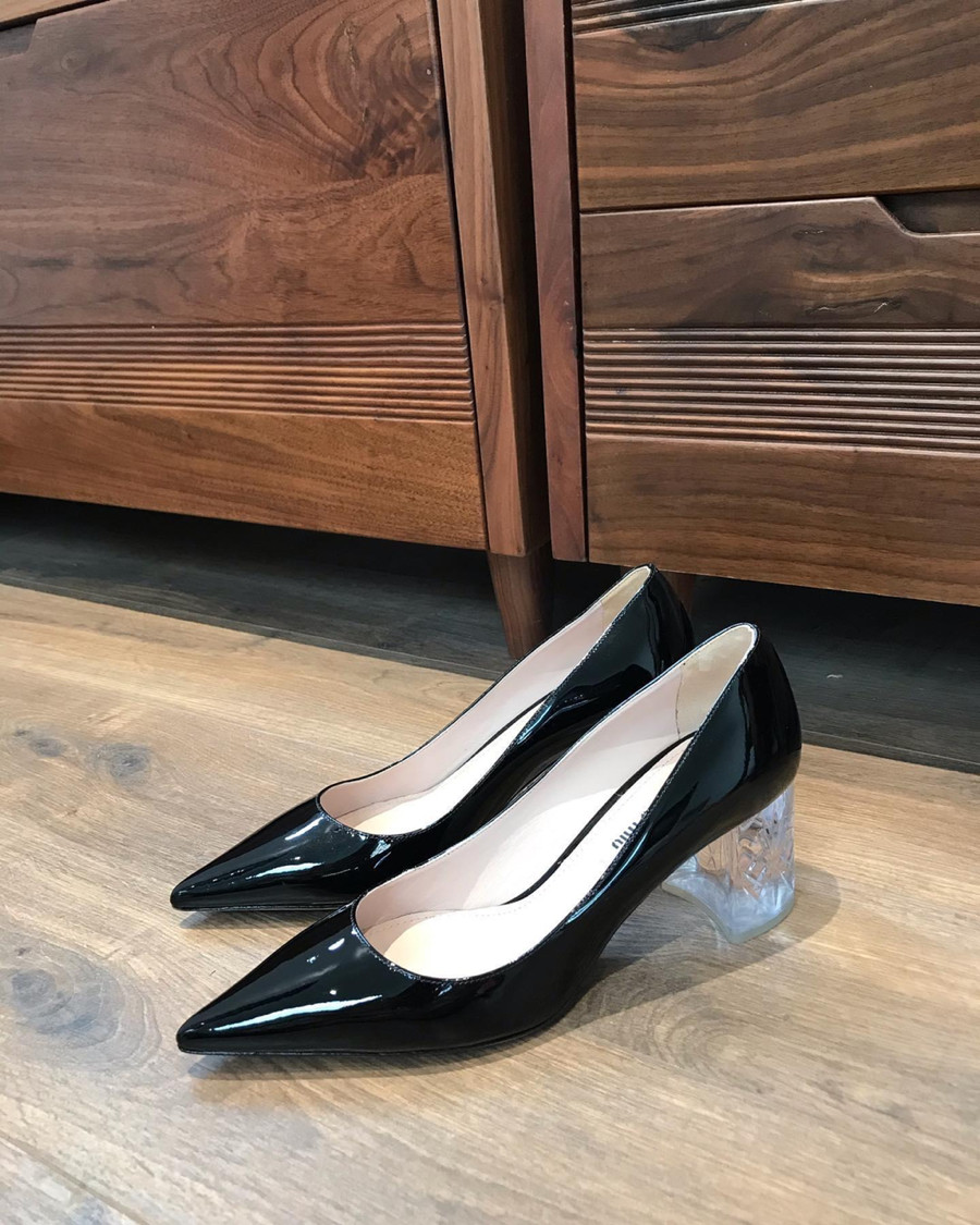 m i u m i u pumps em sẵn em màu đen size 37; cao 6cm  . tình trạng chưa dùng ạ  ( mẫu này e thấy form thường to hơn 0.5 size chân 37.5 bon chen được ạ