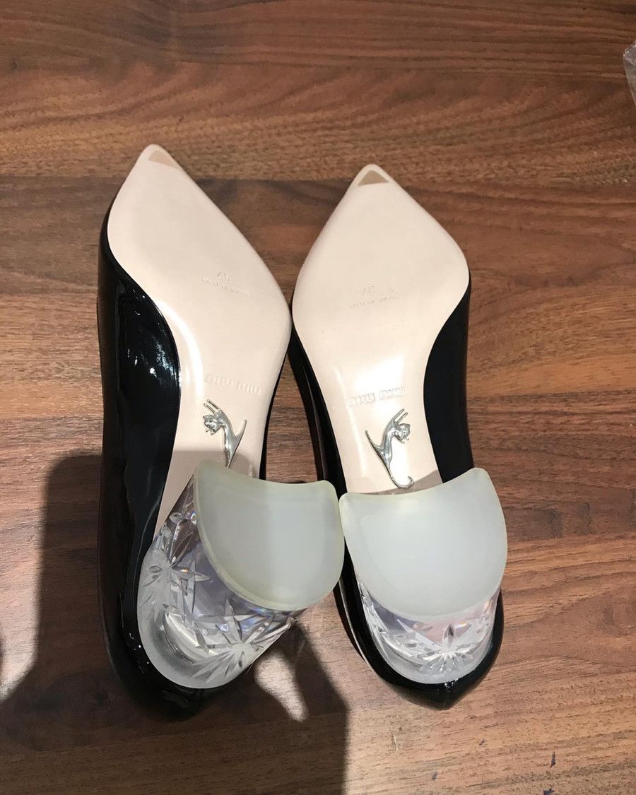 m i u m i u pumps em sẵn em màu đen size 37; cao 6cm  . tình trạng chưa dùng ạ  ( mẫu này e thấy form thường to hơn 0.5 size chân 37.5 bon chen được ạ