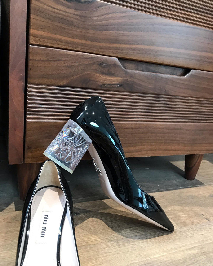 m i u m i u pumps em sẵn em màu đen size 37; cao 6cm  . tình trạng chưa dùng ạ  ( mẫu này e thấy form thường to hơn 0.5 size chân 37.5 bon chen được ạ