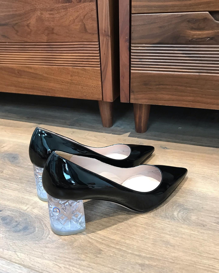 m i u m i u pumps em sẵn em màu đen size 37; cao 6cm  . tình trạng chưa dùng ạ  ( mẫu này e thấy form thường to hơn 0.5 size chân 37.5 bon chen được ạ