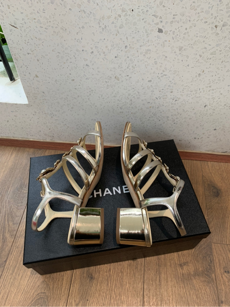 sandal c h a n e l đính hoa siêu đẹp ạ    size 36 ; cao 5cm . tình trạng 95% new. có một vài vết nhỏ sát đế như hình e chụp ạ