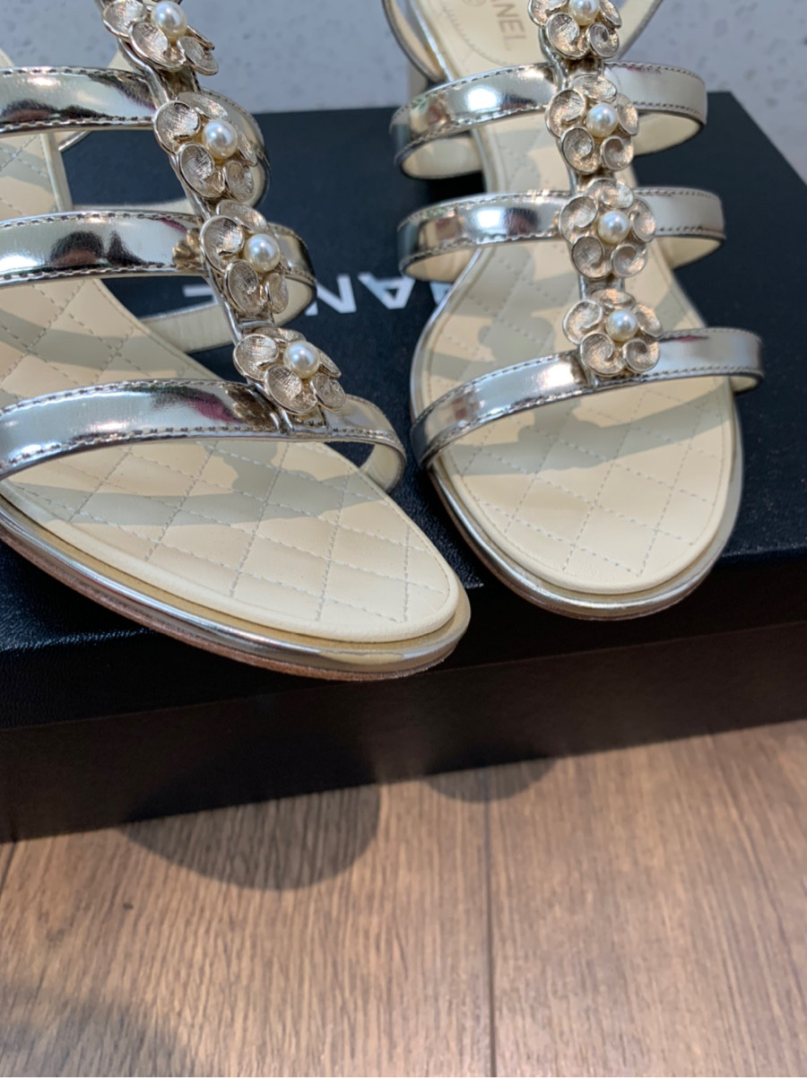 sandal c h a n e l đính hoa siêu đẹp ạ    size 36 ; cao 5cm . tình trạng 95% new. có một vài vết nhỏ sát đế như hình e chụp ạ