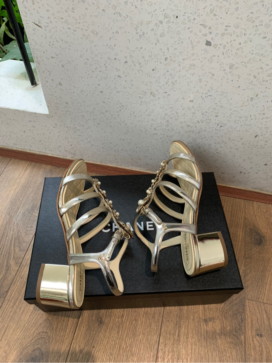 sandal c h a n e l đính hoa siêu đẹp ạ    size 36 ; cao 5cm . tình trạng 95% new. có một vài vết nhỏ sát đế như hình e chụp ạ