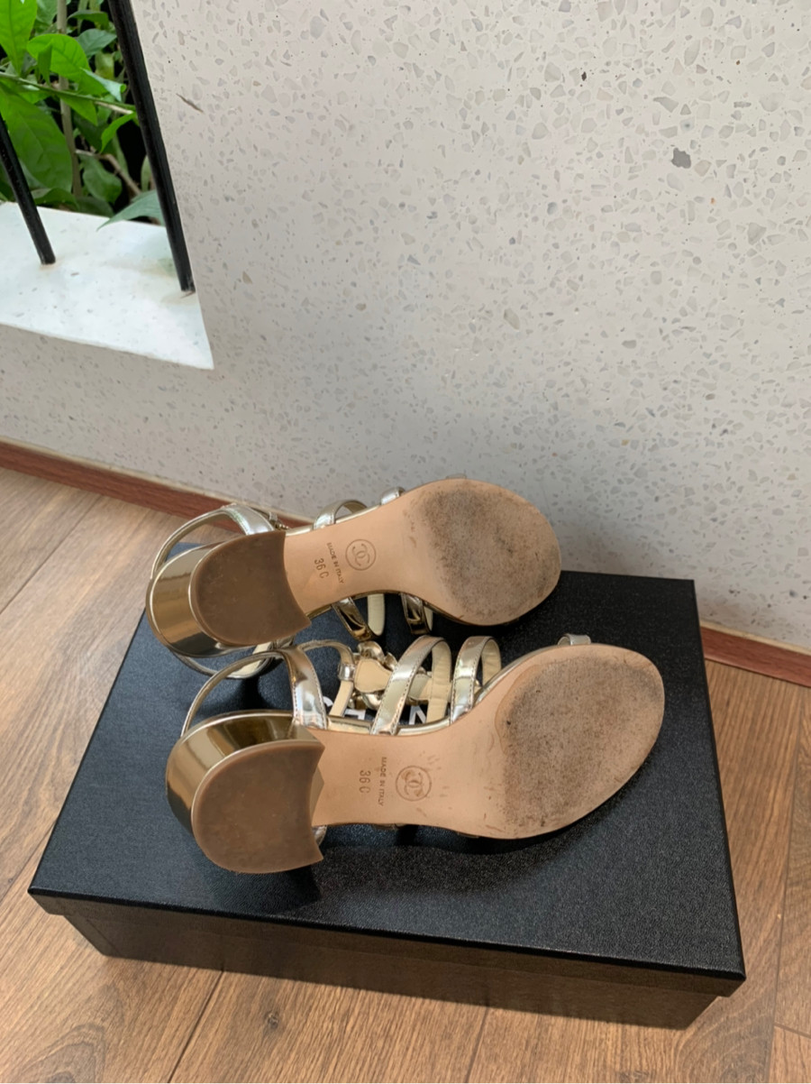 sandal c h a n e l đính hoa siêu đẹp ạ    size 36 ; cao 5cm . tình trạng 95% new. có một vài vết nhỏ sát đế như hình e chụp ạ