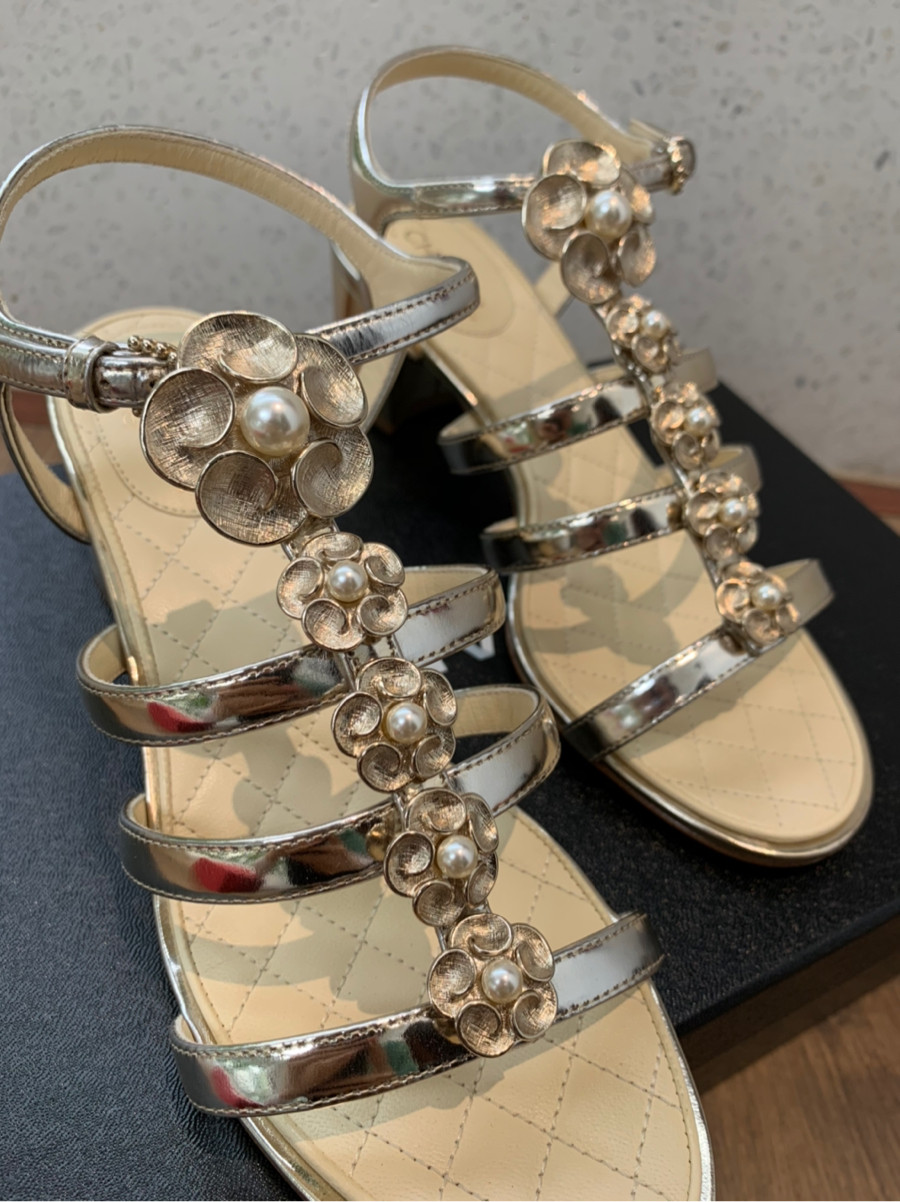 sandal c h a n e l đính hoa siêu đẹp ạ    size 36 ; cao 5cm . tình trạng 95% new. có một vài vết nhỏ sát đế như hình e chụp ạ