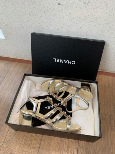sandal c h a n e l đính hoa siêu đẹp ạ    size 36 ; cao 5cm . tình trạng 95% new. có một vài vết nhỏ sát đế như hình e chụp ạ