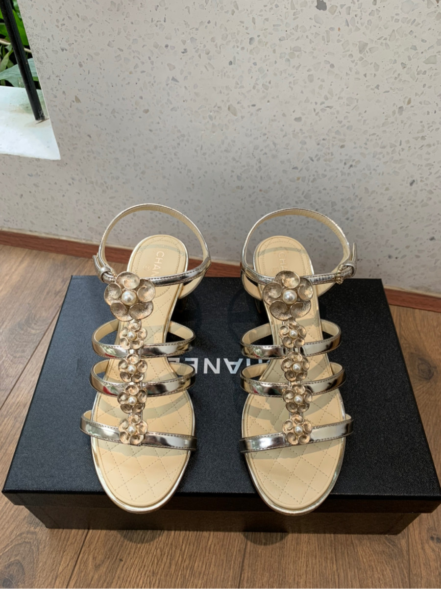 sandal c h a n e l đính hoa siêu đẹp ạ    size 36 ; cao 5cm . tình trạng 95% new. có một vài vết nhỏ sát đế như hình e chụp ạ