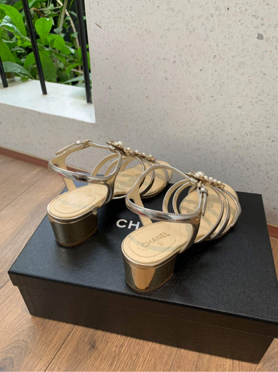 sandal c h a n e l đính hoa siêu đẹp ạ    size 36 ; cao 5cm . tình trạng 95% new. có một vài vết nhỏ sát đế như hình e chụp ạ